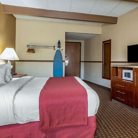 Quality Inn East Dubuque Bagian luar foto