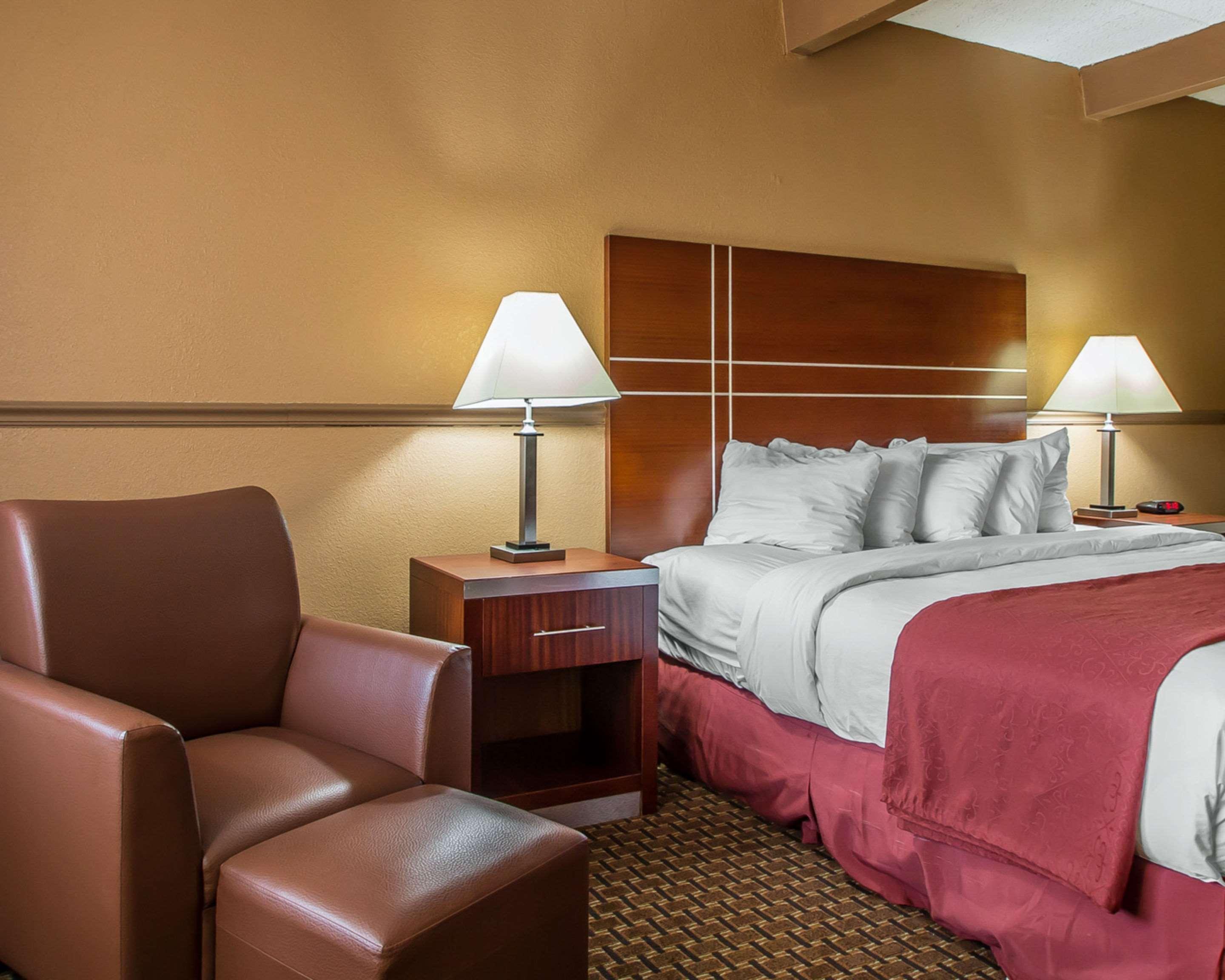 Quality Inn East Dubuque Bagian luar foto