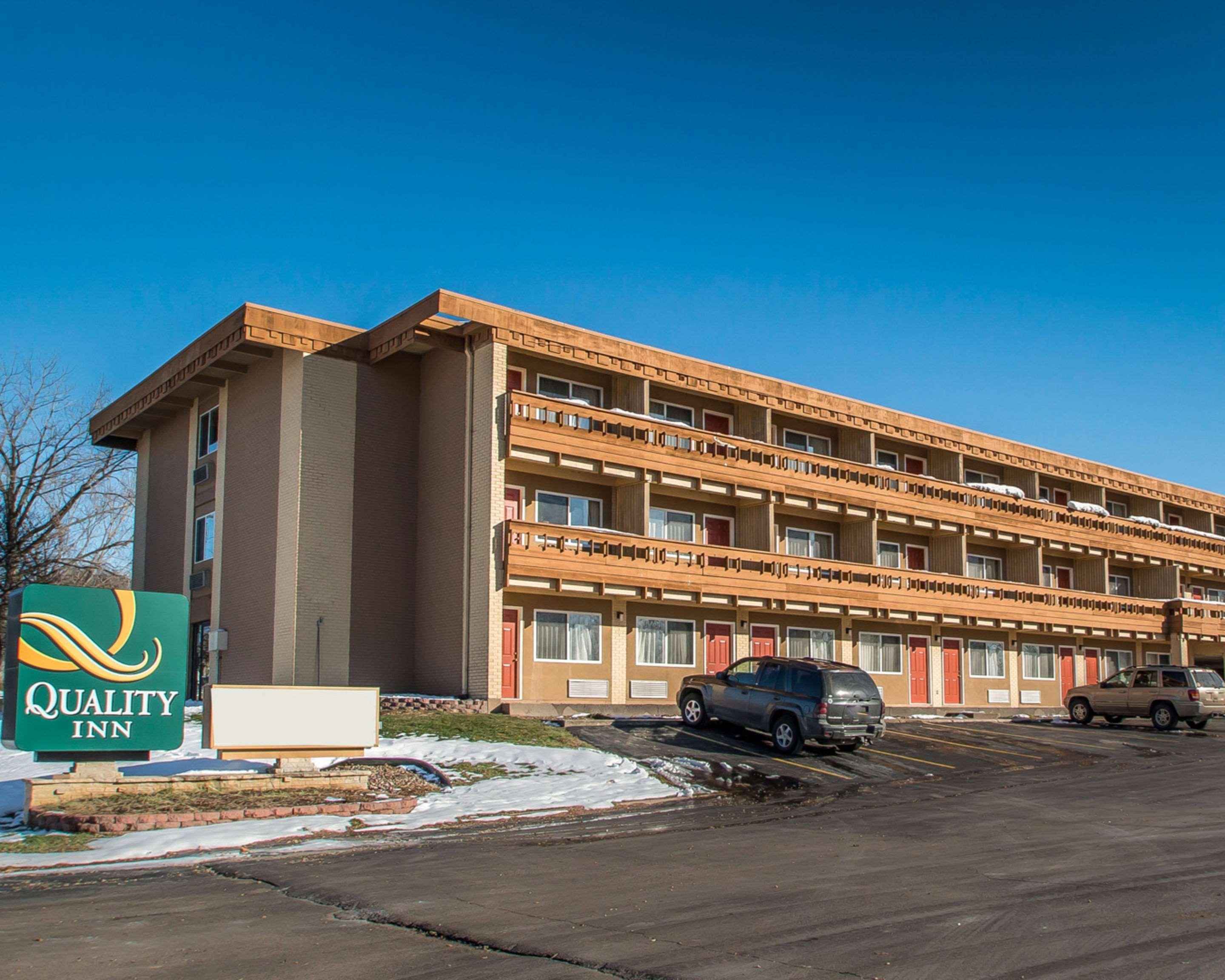 Quality Inn East Dubuque Bagian luar foto