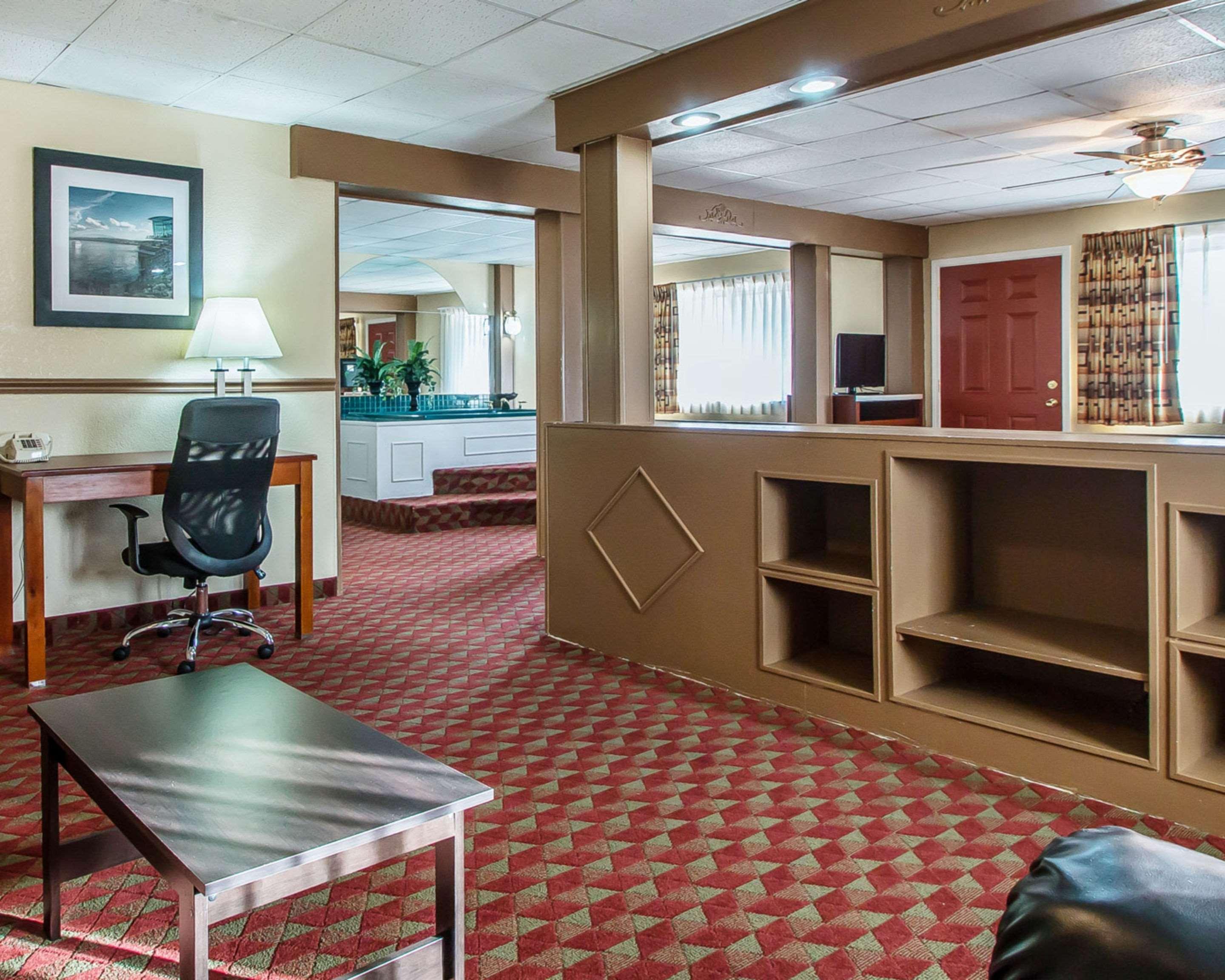 Quality Inn East Dubuque Bagian luar foto