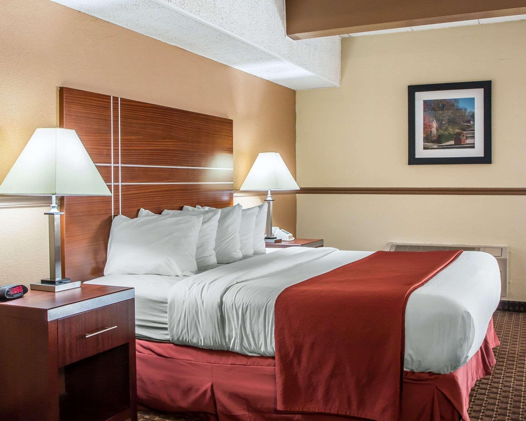 Quality Inn East Dubuque Bagian luar foto