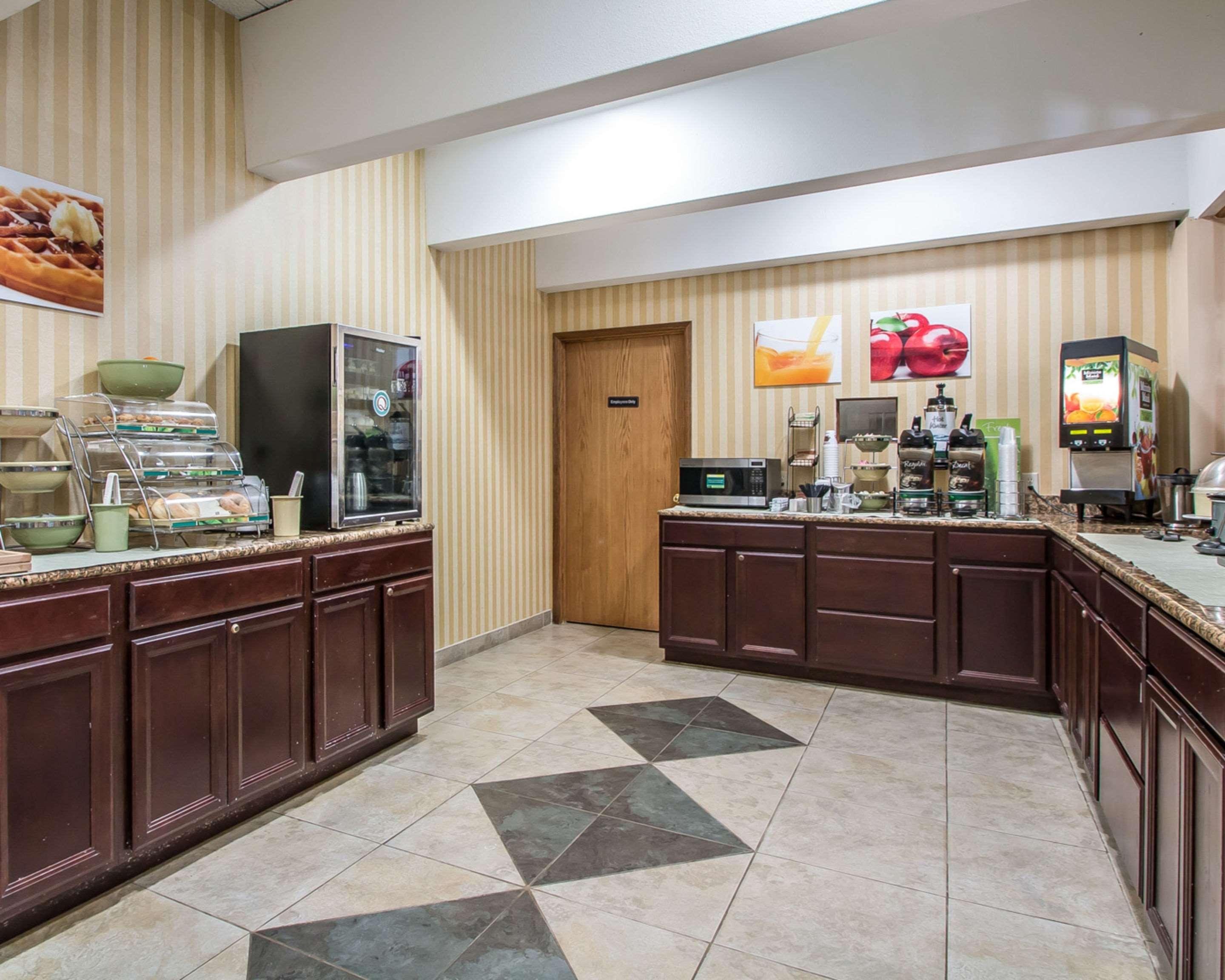Quality Inn East Dubuque Bagian luar foto
