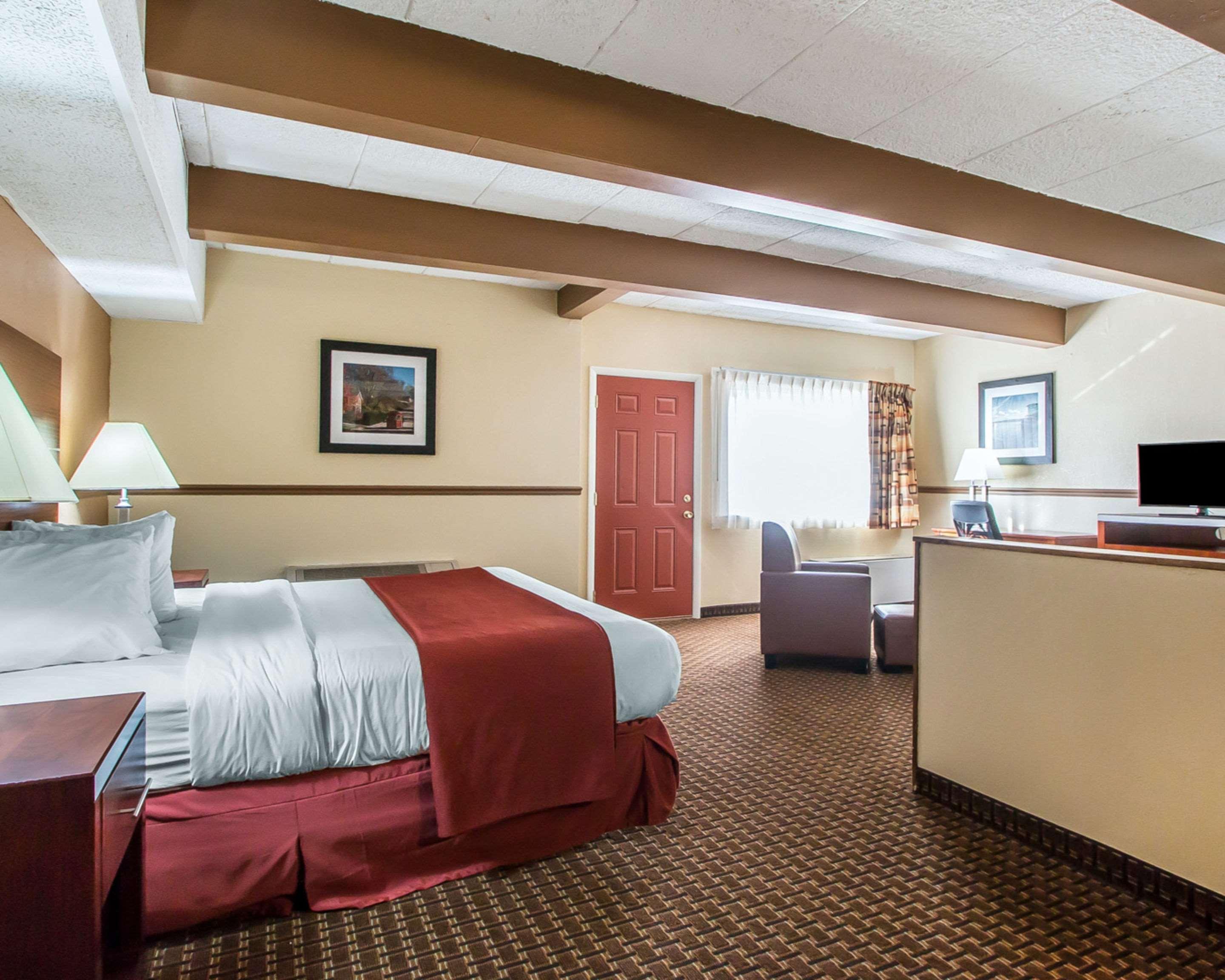 Quality Inn East Dubuque Bagian luar foto