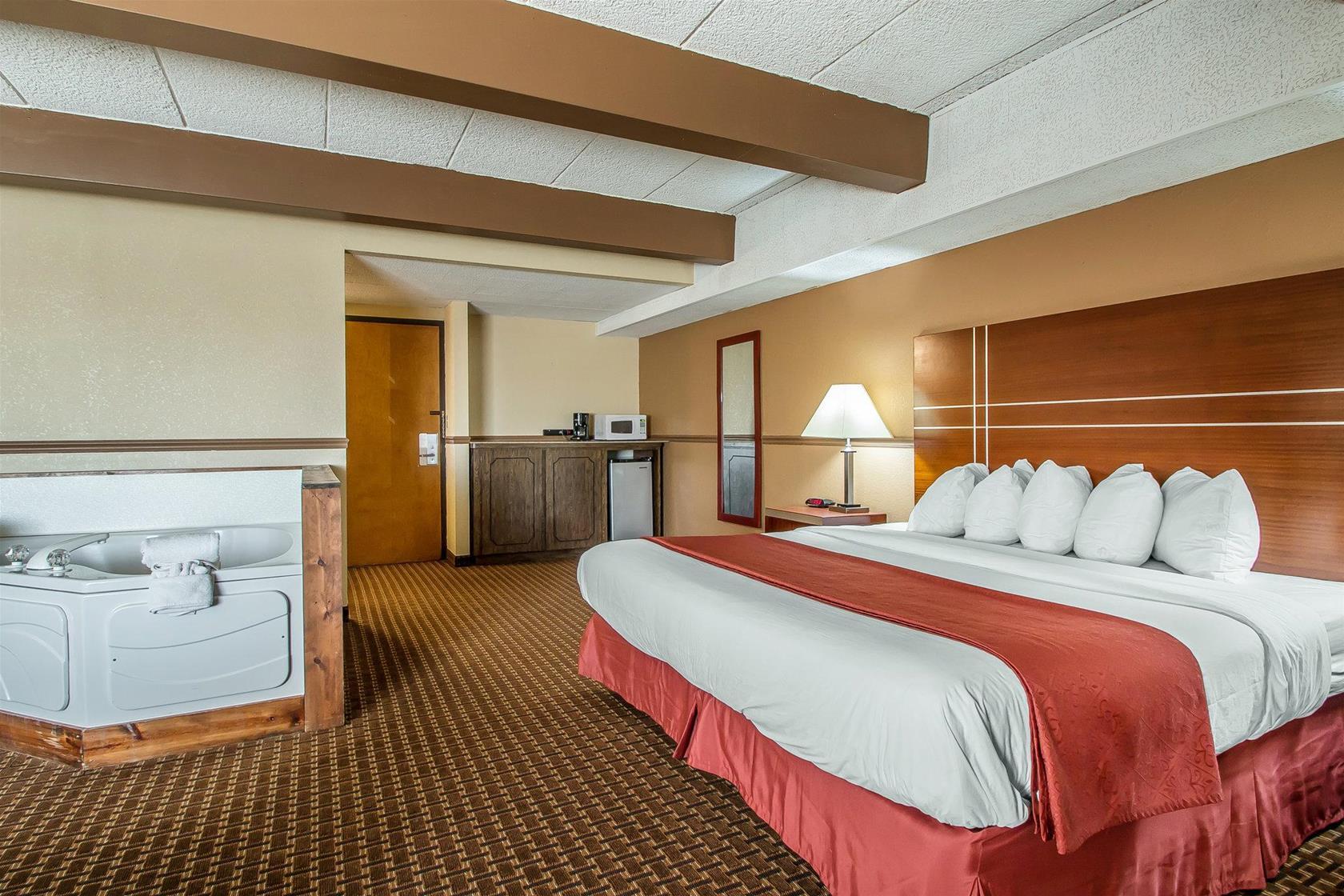Quality Inn East Dubuque Bagian luar foto