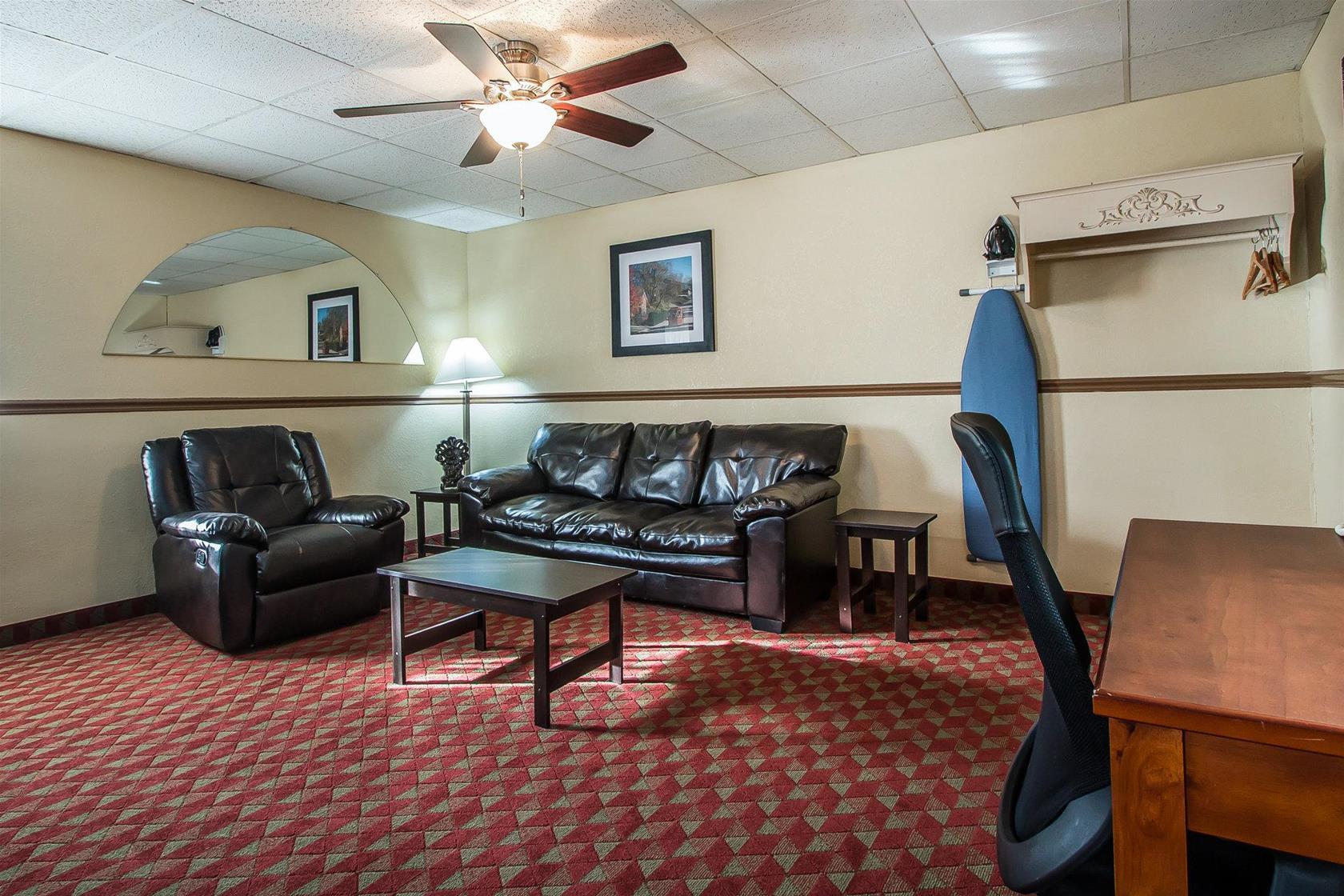 Quality Inn East Dubuque Bagian luar foto