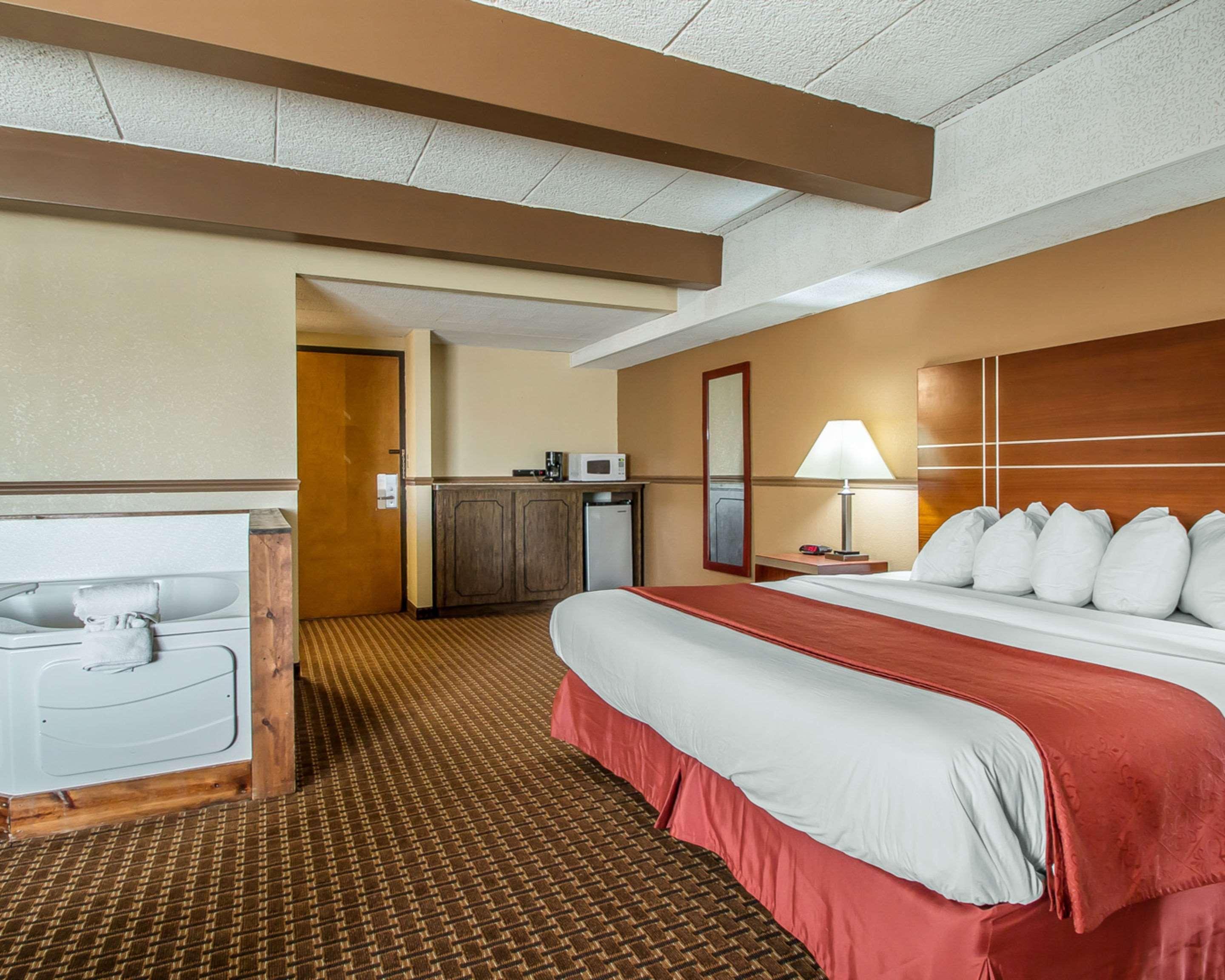 Quality Inn East Dubuque Bagian luar foto