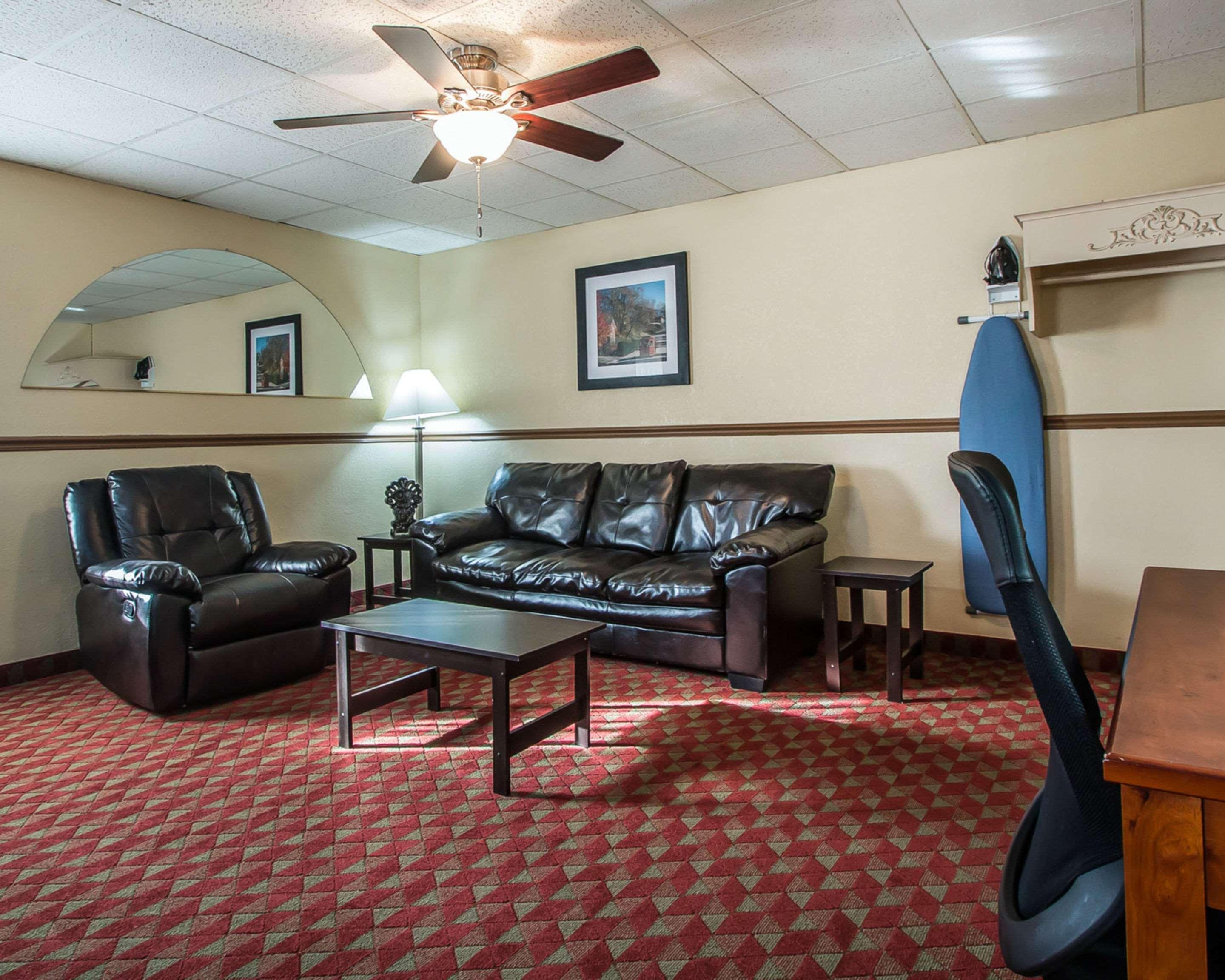 Quality Inn East Dubuque Bagian luar foto