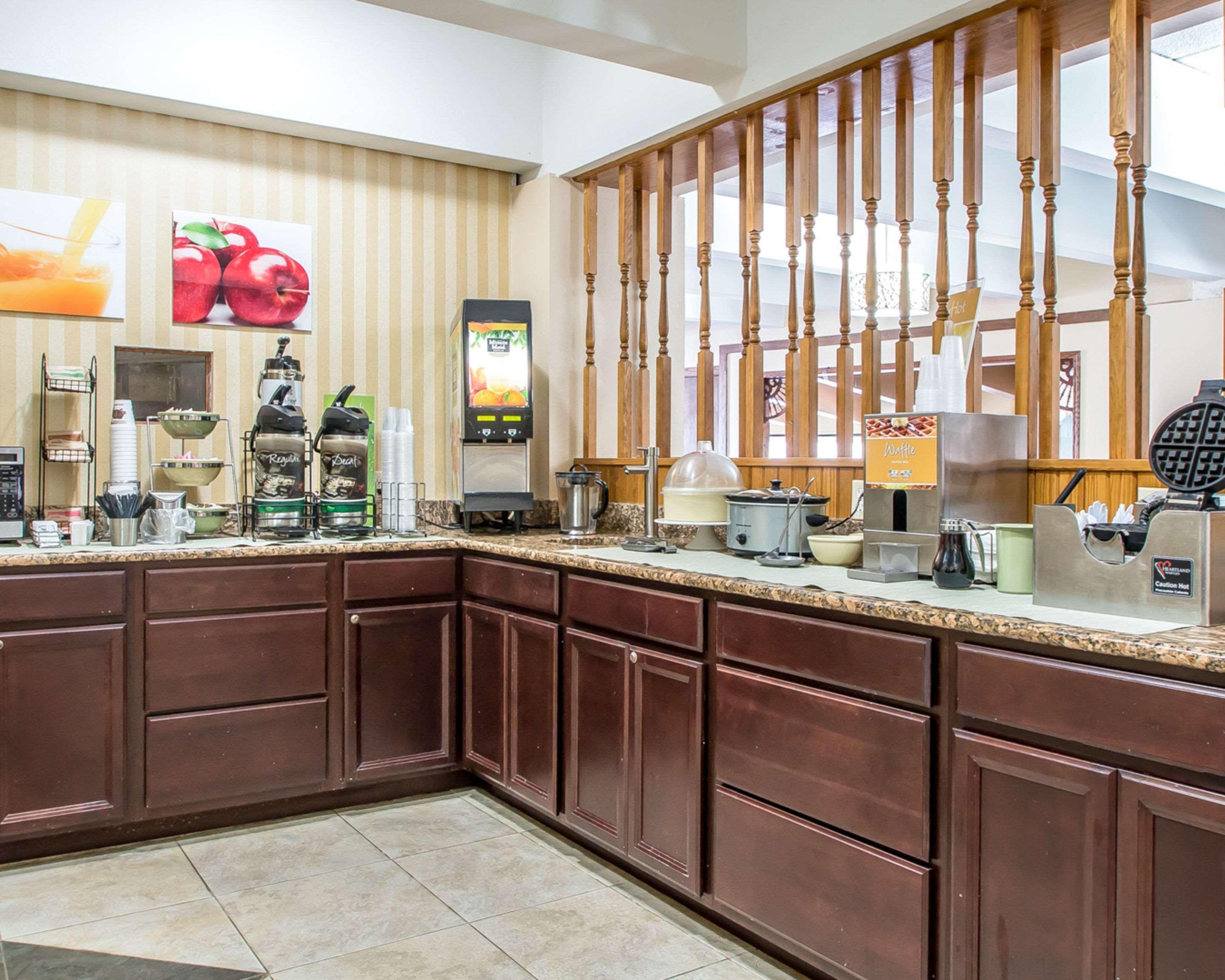 Quality Inn East Dubuque Bagian luar foto