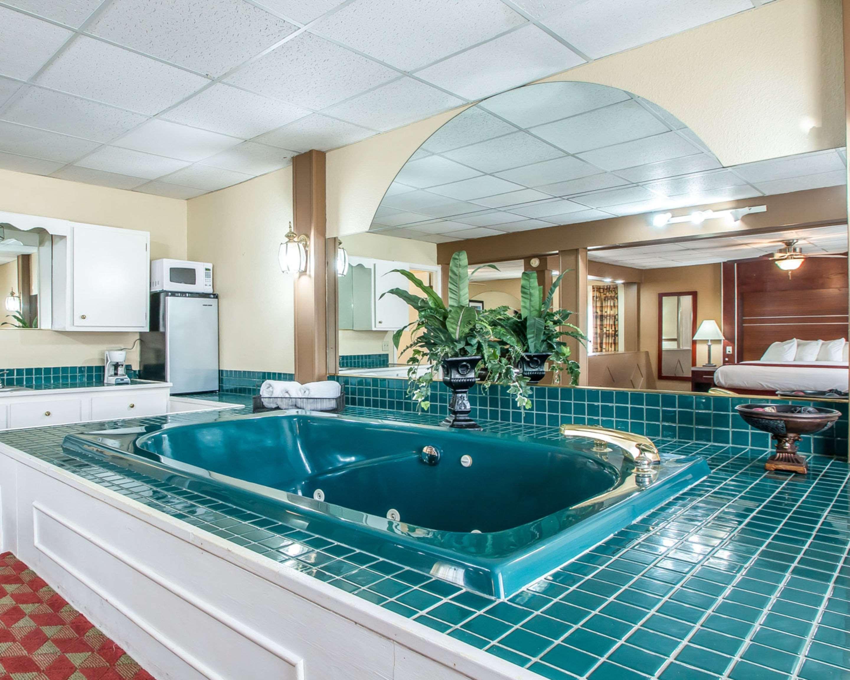 Quality Inn East Dubuque Bagian luar foto