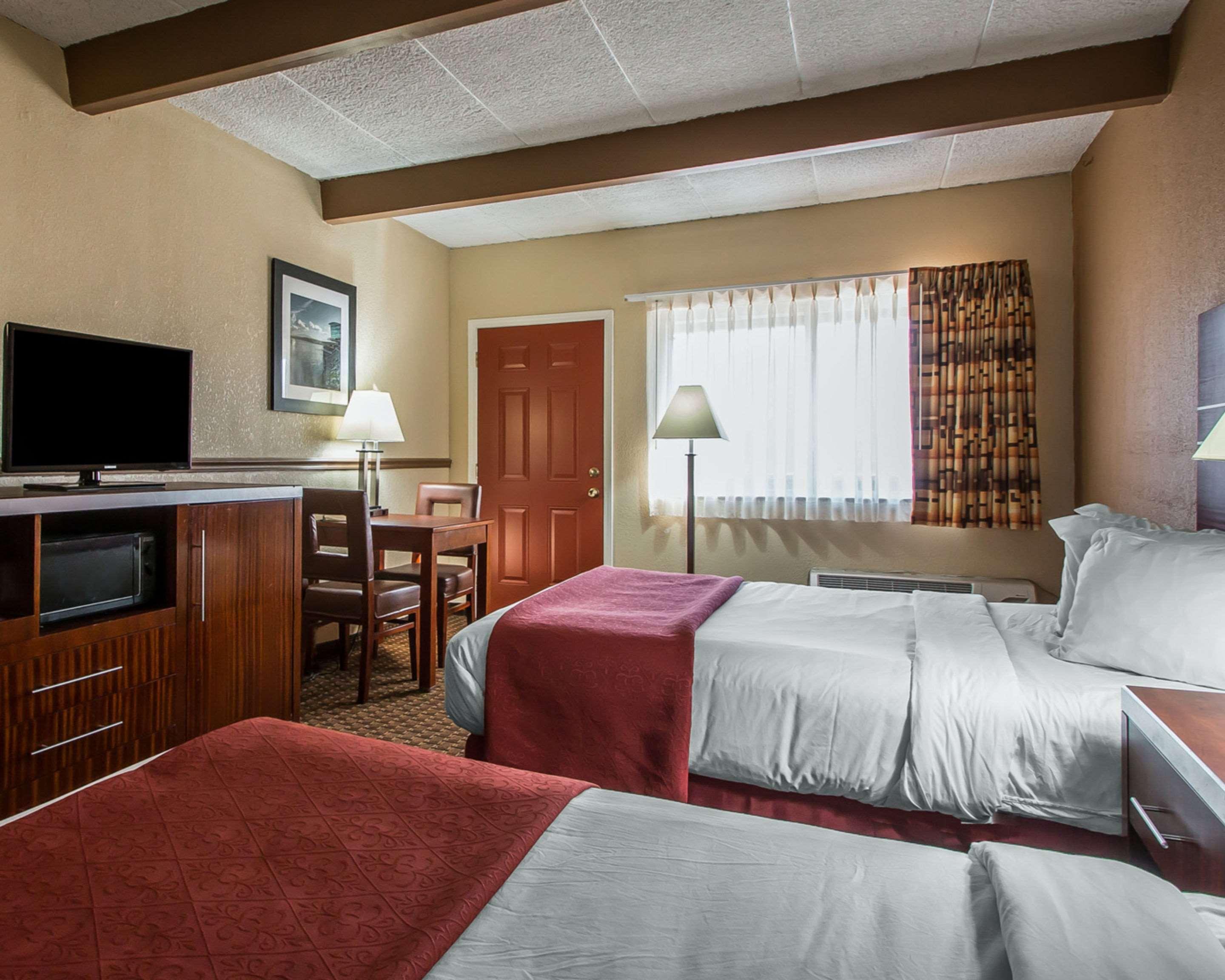 Quality Inn East Dubuque Bagian luar foto