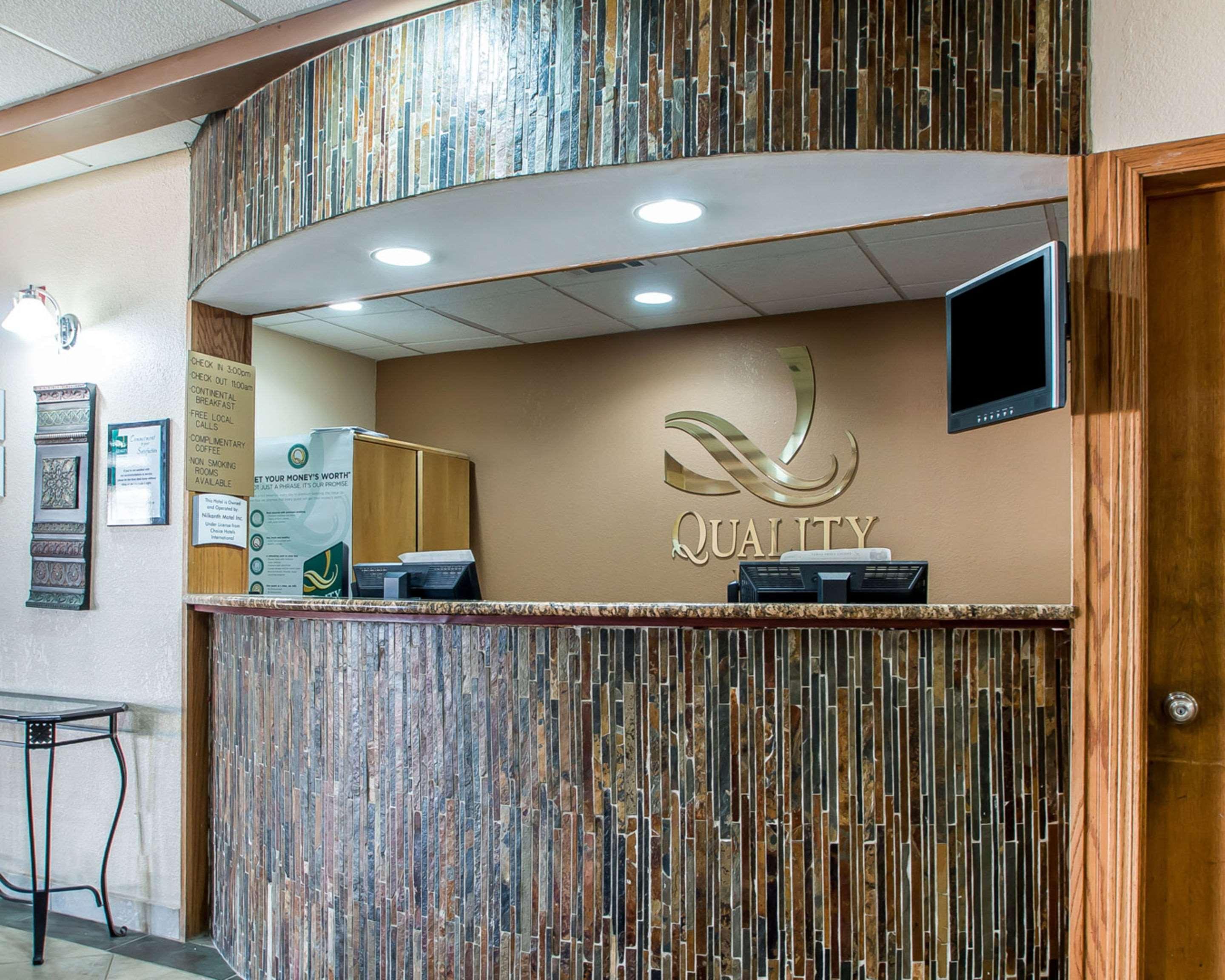 Quality Inn East Dubuque Bagian luar foto