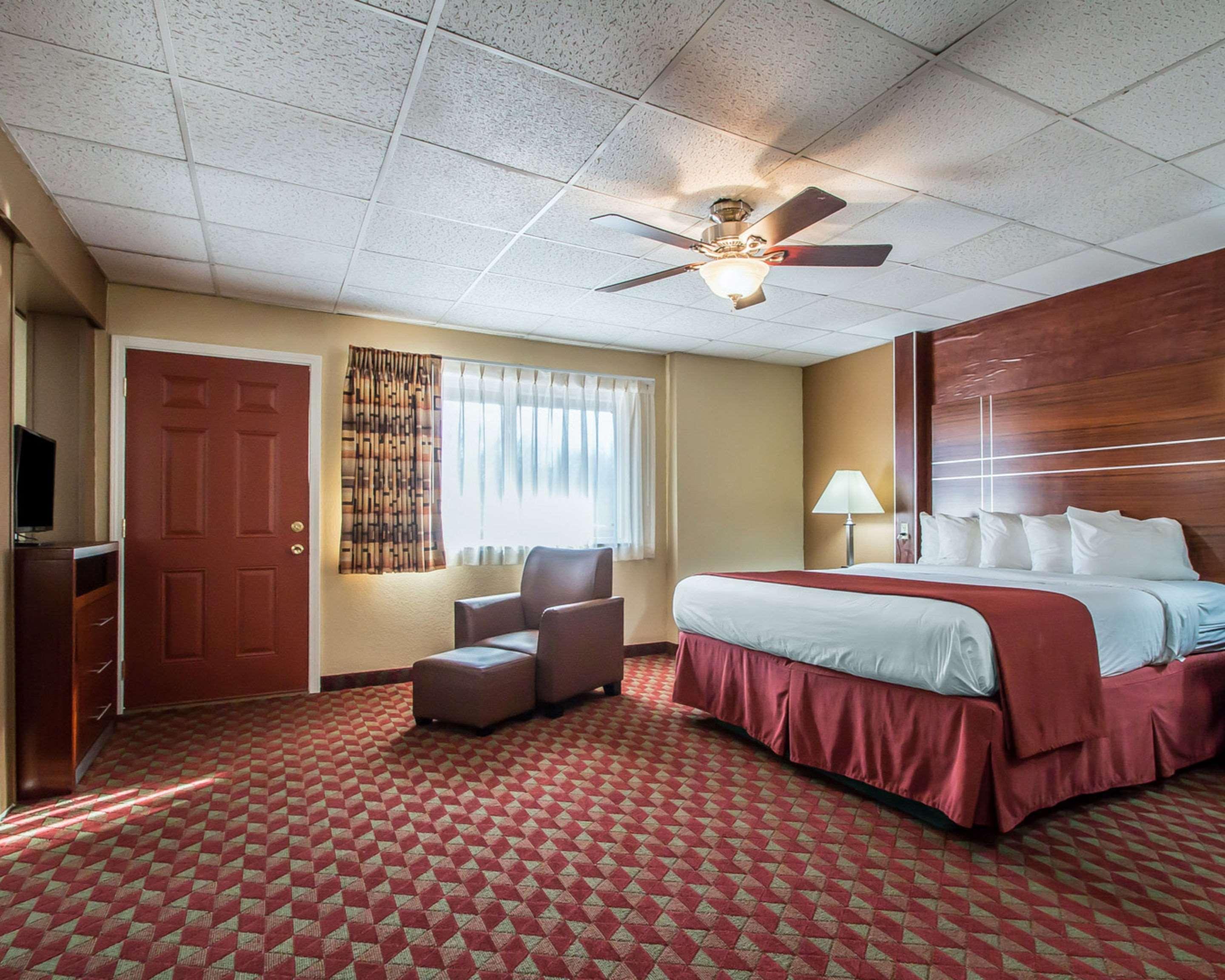 Quality Inn East Dubuque Bagian luar foto