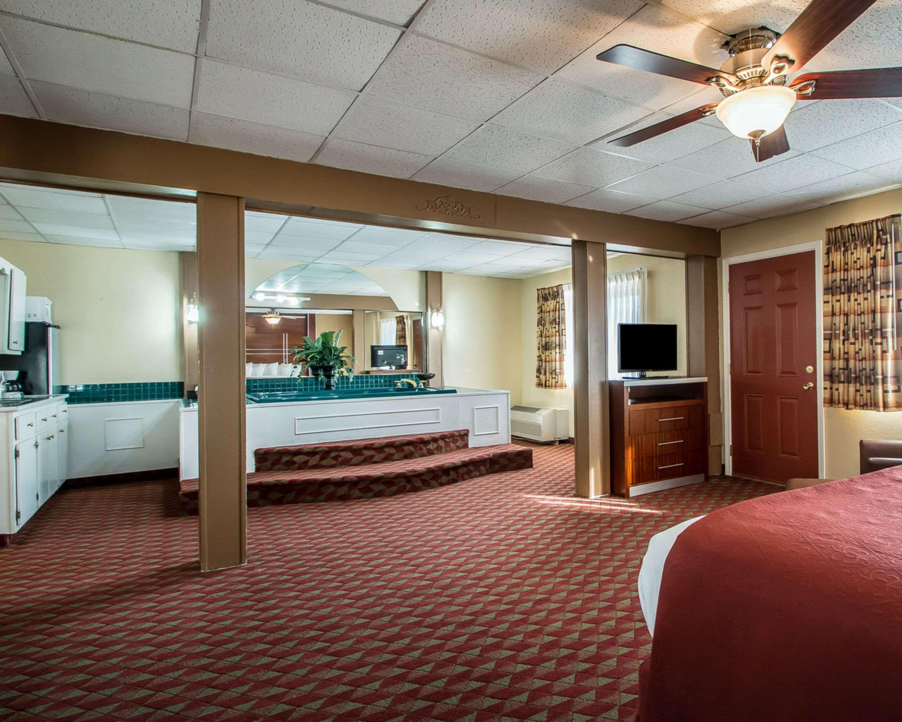 Quality Inn East Dubuque Bagian luar foto