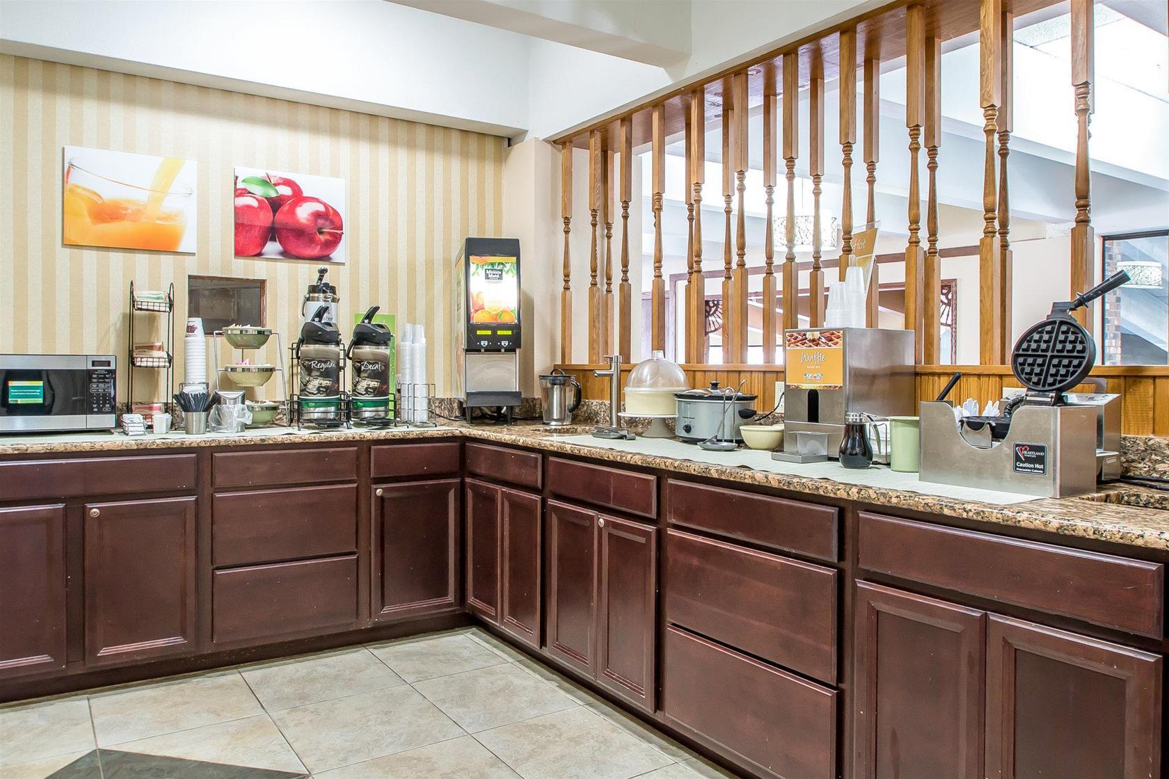 Quality Inn East Dubuque Bagian luar foto