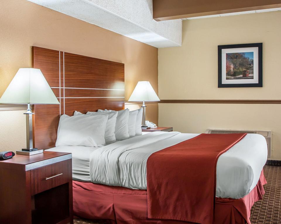 Quality Inn East Dubuque Bagian luar foto