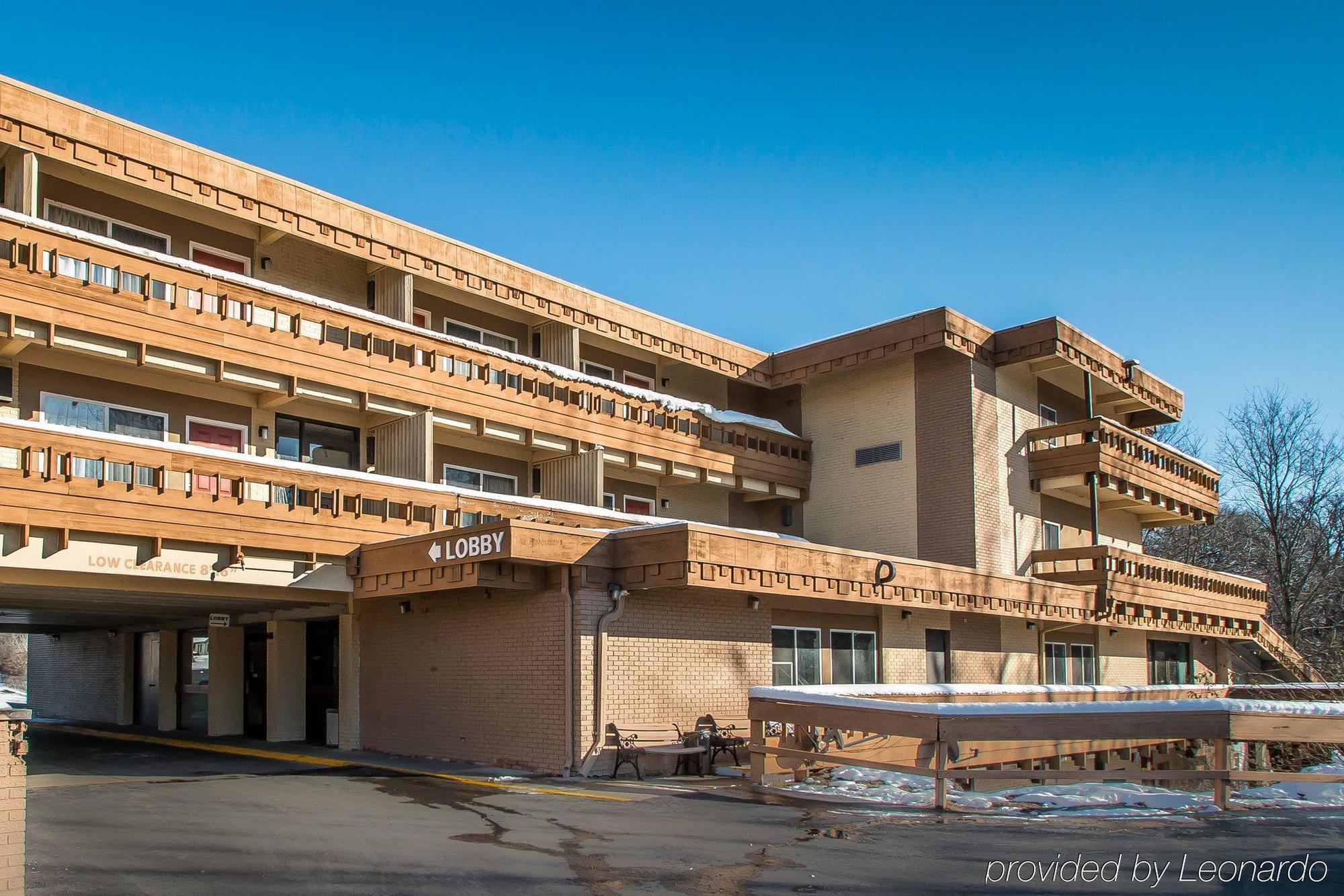 Quality Inn East Dubuque Bagian luar foto