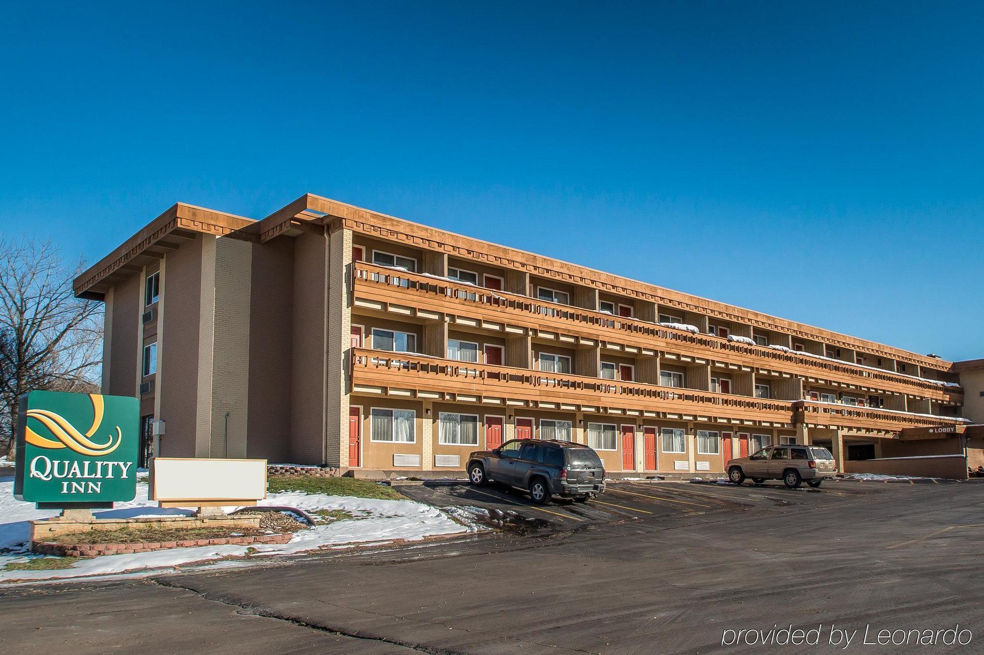 Quality Inn East Dubuque Bagian luar foto