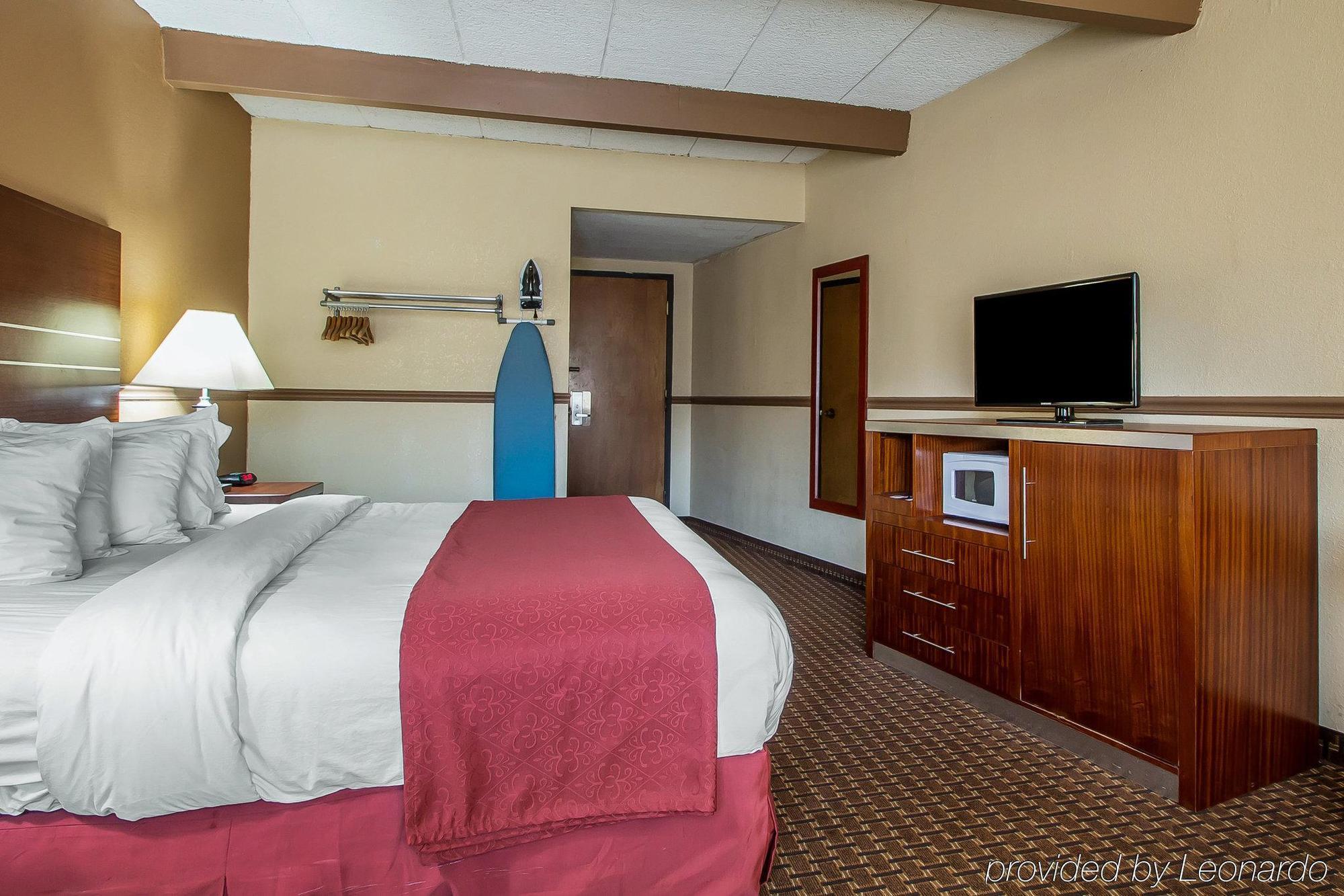 Quality Inn East Dubuque Bagian luar foto