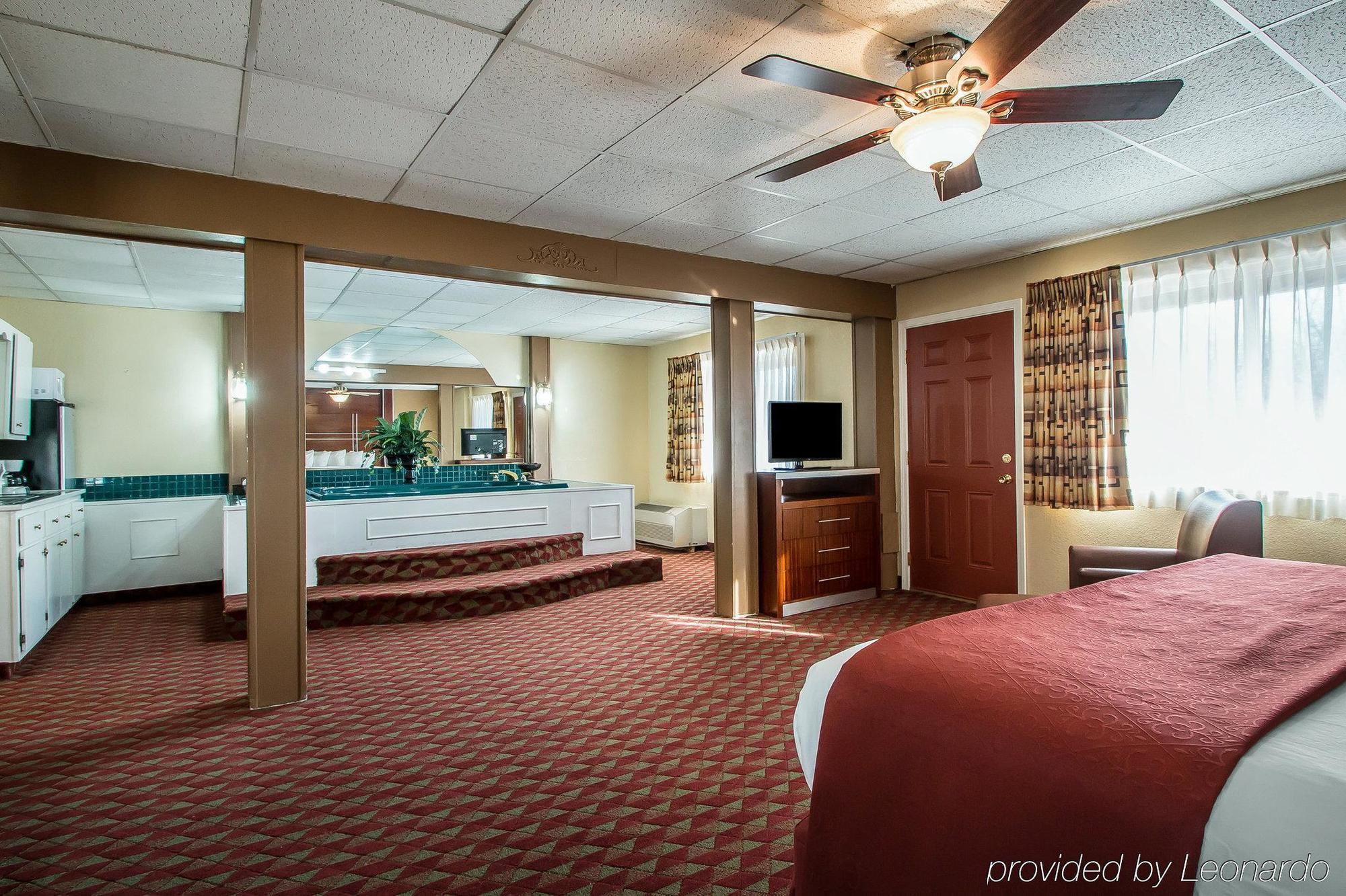 Quality Inn East Dubuque Bagian luar foto