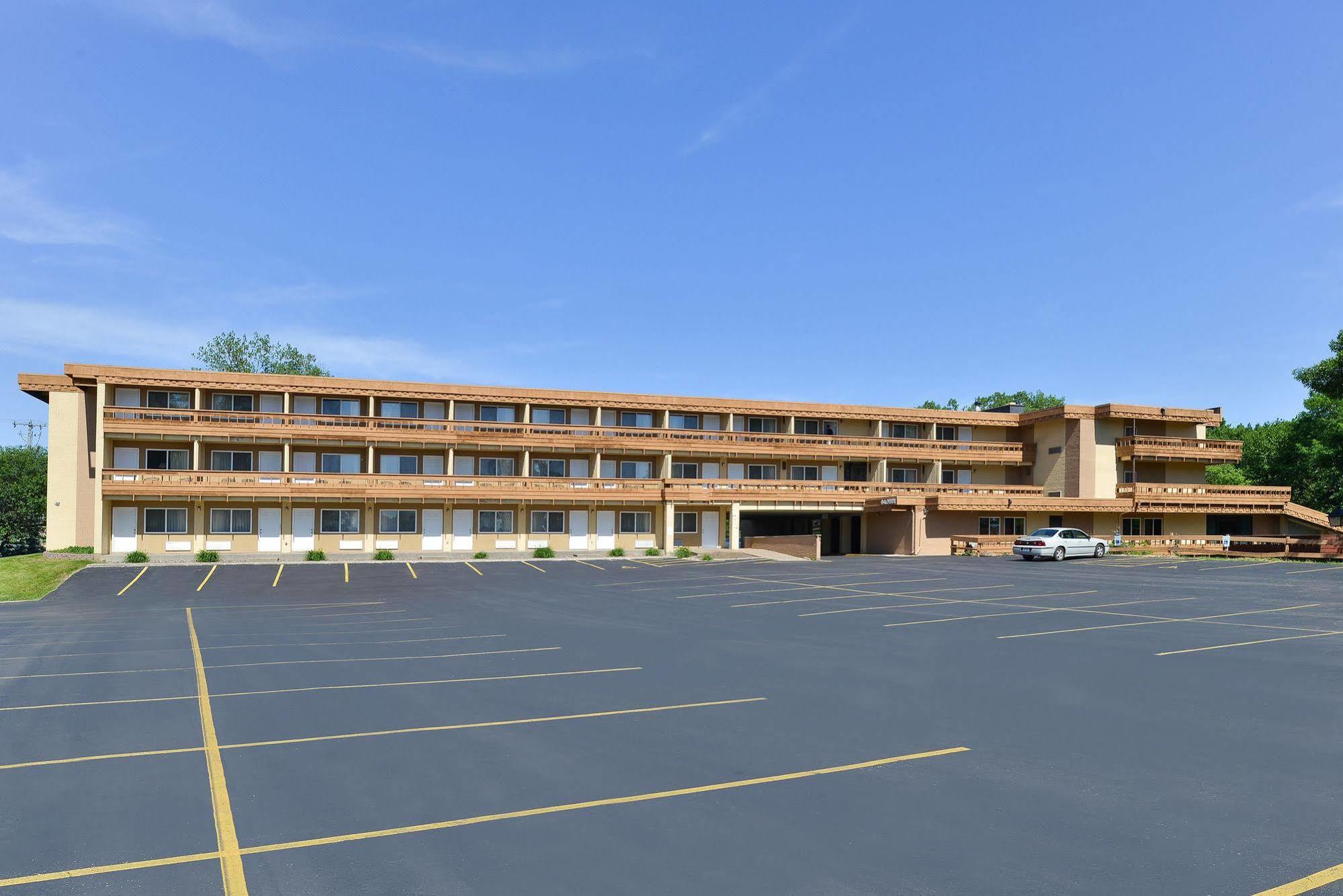 Quality Inn East Dubuque Bagian luar foto
