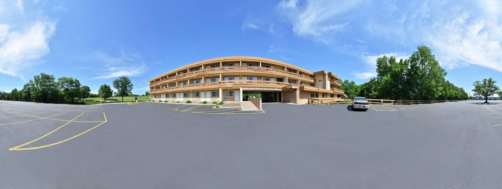 Quality Inn East Dubuque Bagian luar foto