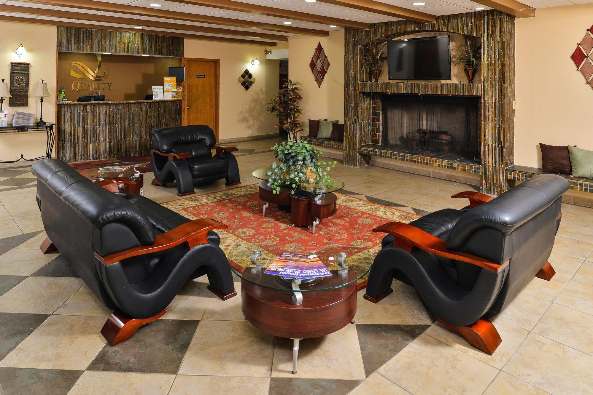 Quality Inn East Dubuque Bagian luar foto