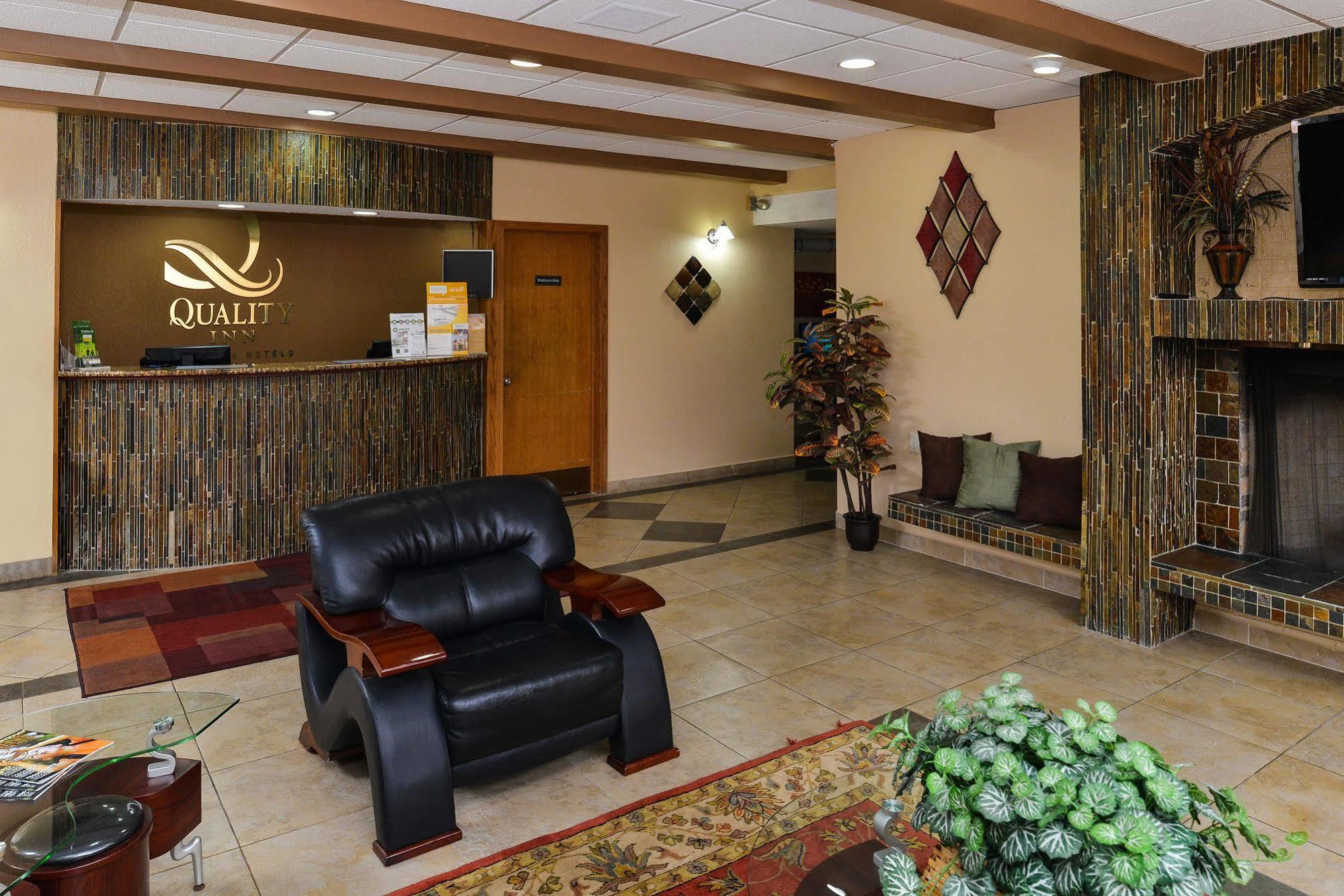 Quality Inn East Dubuque Bagian luar foto