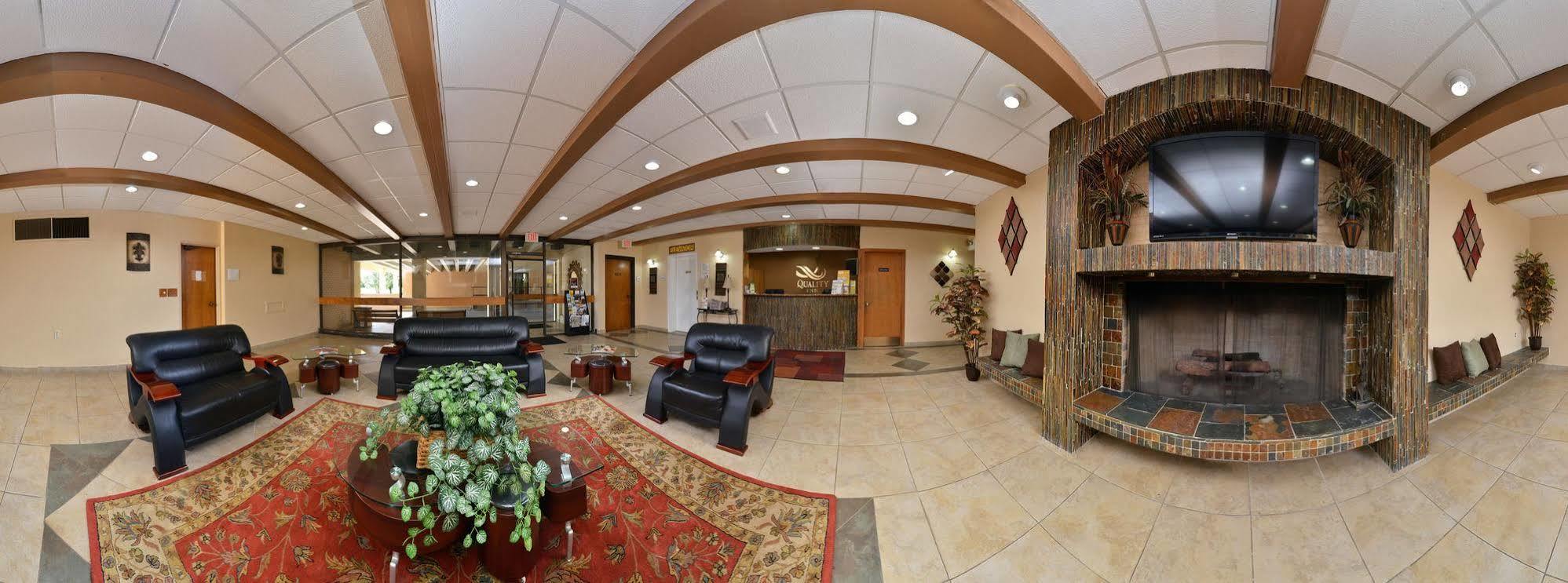 Quality Inn East Dubuque Bagian luar foto