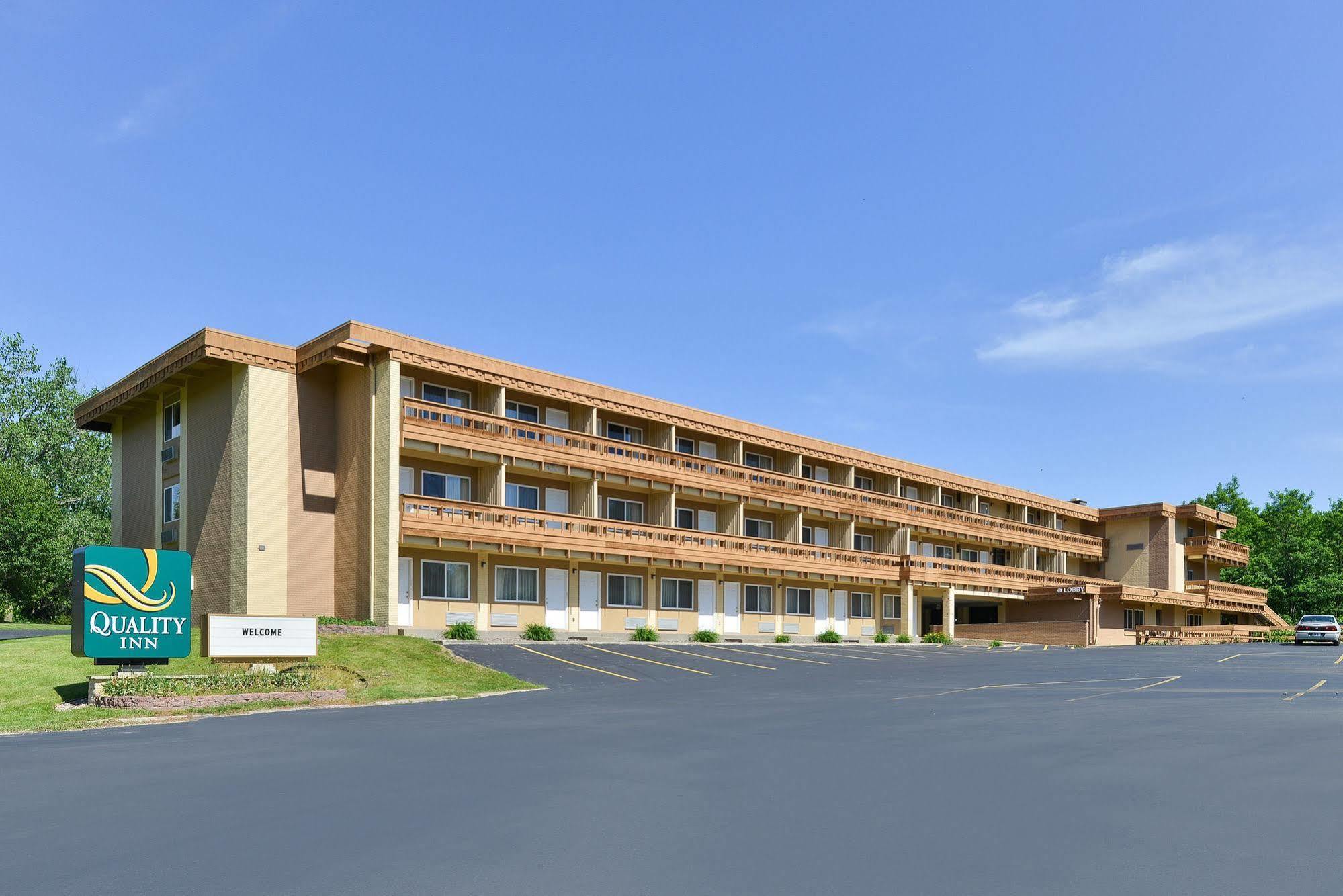 Quality Inn East Dubuque Bagian luar foto